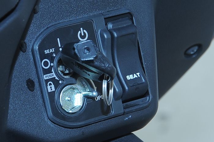 Cara Membuka Jok Motor Vario Macet. Tombol Jok Motor Matik Macet, Semprot Pakai Ini Biar Lancar Jaya