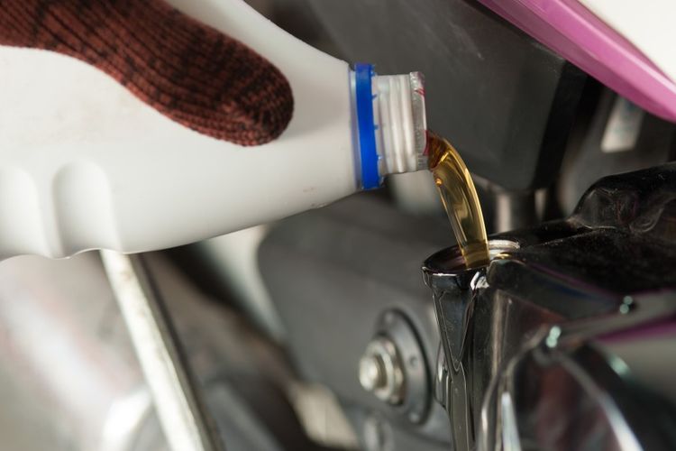 Ganti Oli Motor Vario 150 Berapa Bulan Sekali. Ganti Oli Motor Matic Sebaiknya Berapa Bulan Sekali ? Berikut Saran dan Penjelasannya