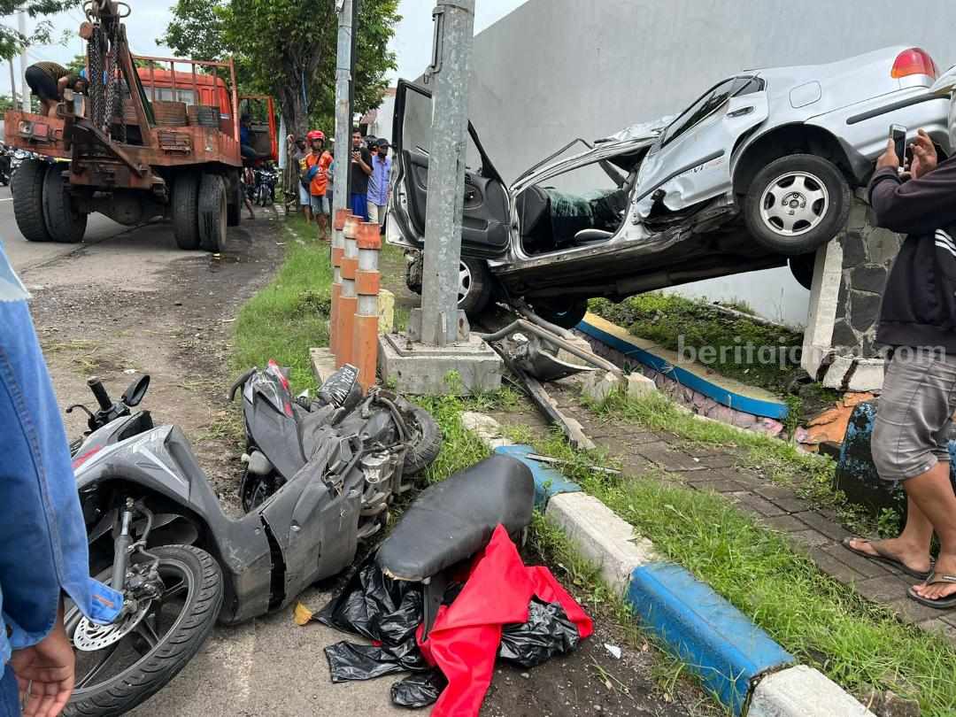 Motor Vario Gas Nyangkut. Gas Nyangkut, Sedan Tabrak 2 Orang dan Tiang Reklame di Pasuruan