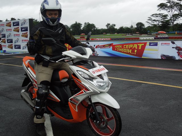 Honda Vario 125 Vs Yamaha Xeon 125. Adu Skutik Honda Vario Techno 125 PGM-FI vs Yamaha New Xeon RC, Pilih Mana…???