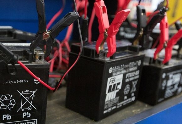 Aki Vario 110 Fi Berapa Ampere. 5 Cara Cas Aki Kering, Mudah dengan Charger yang Tepat