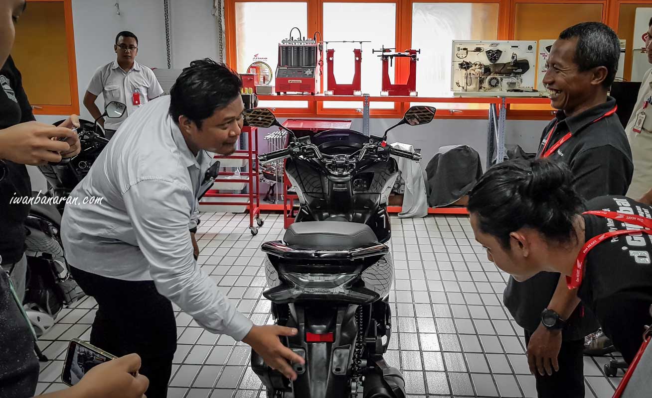 Penyebab Spakbor Vario 150 Miring. Honda beberkan fakta soal soal isu suspensi bengkok dan sasis miring PCX150