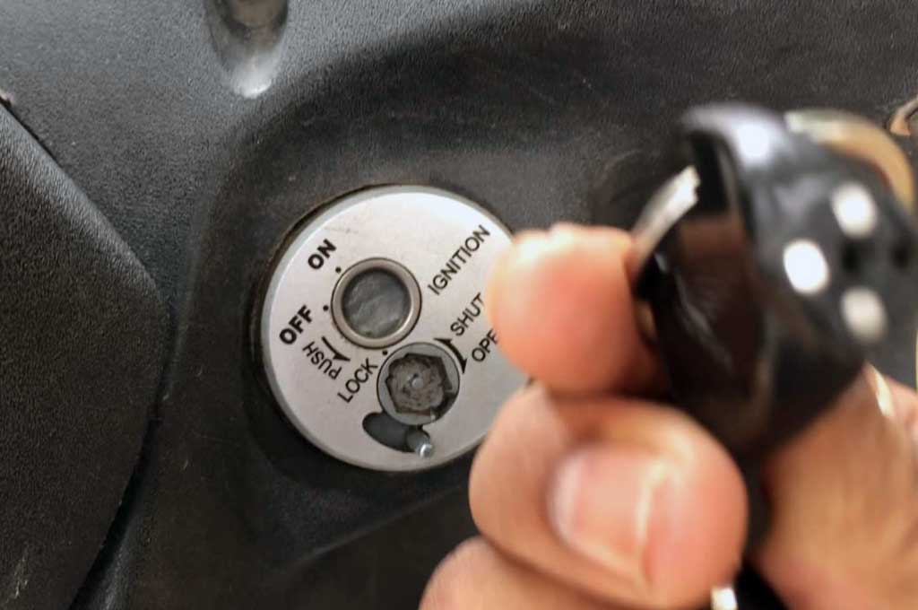 Cara Membuka Kunci Vario Yang Tertutup. Solusi Gampang saat Kunci Pengaman Magnet Rusak