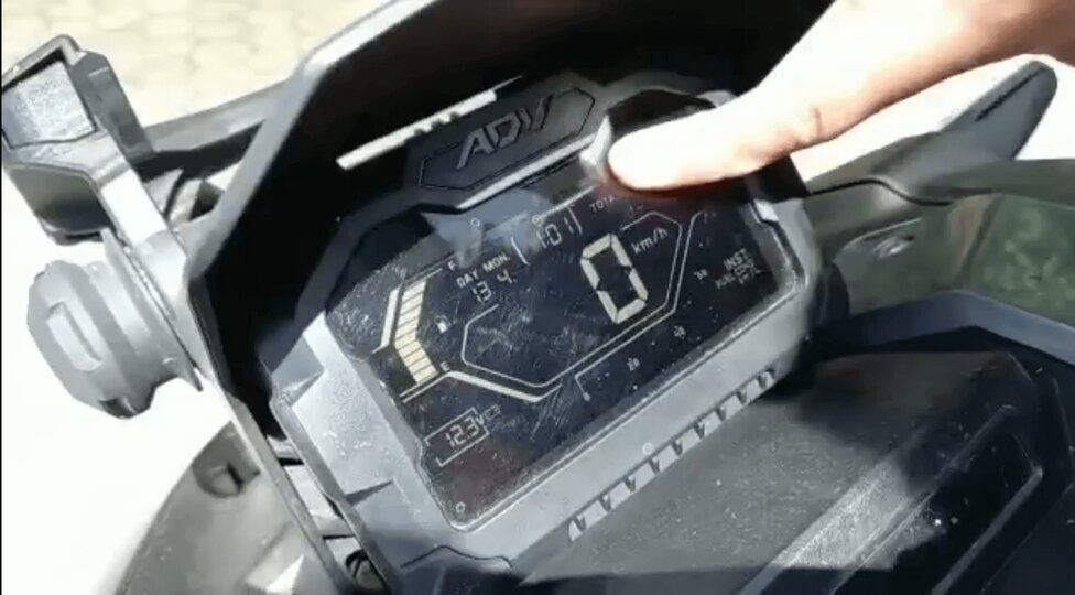 Speedometer Vario Ngembun. speedometer Honda ADV berembun, ajukan klaim ke bengkel resmi atau sekalian main dealer saja