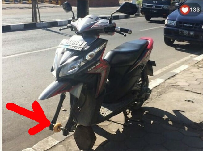 Vario Ban Donat. Akibat Parkir Sembarangan, Ban Depan Vario Diganti Roti Donat ?