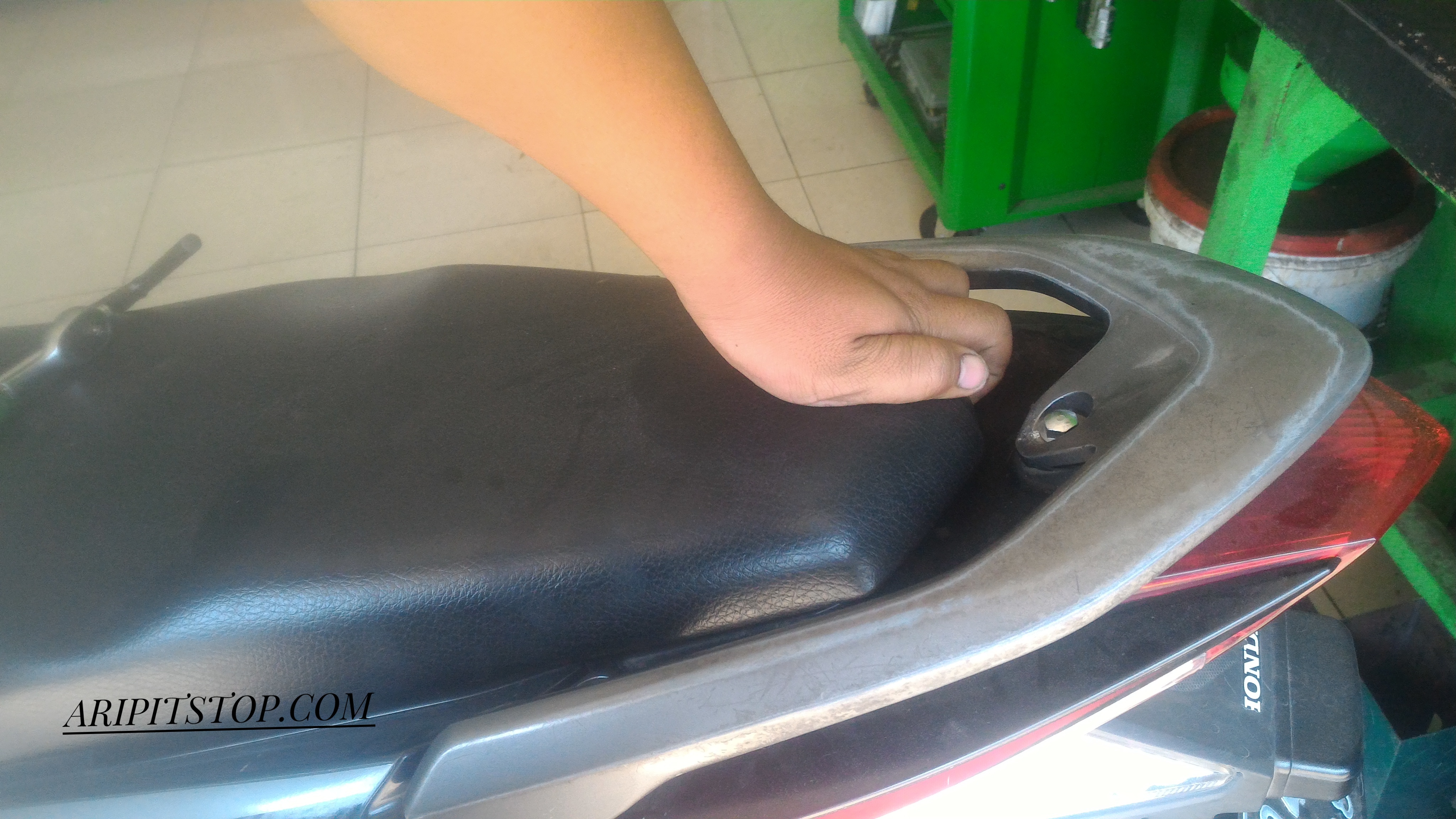 Cara Memperbaiki Jok Motor Yang Tidak Bisa Ditutup. Trik Akali Jok Honda Vario Susah Ditutup, Harus Digedor…!