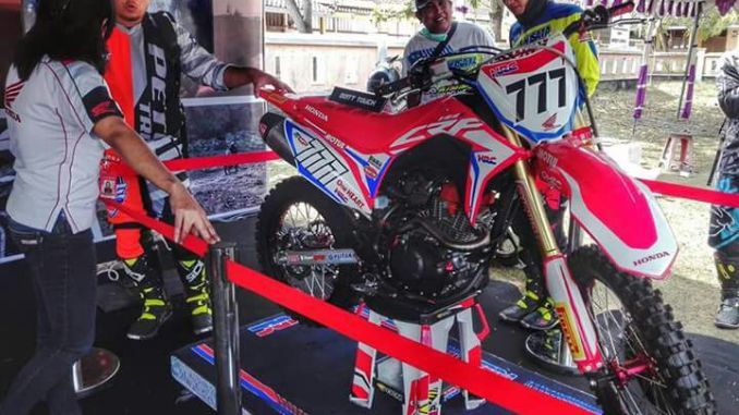 Modif Vario 150 Off Road. Honda CRF udah di pajang di event Off Road, dealer di bali pun ada yang buka indent