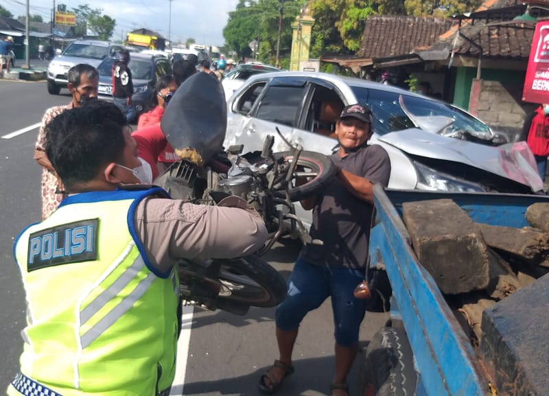 Honda Vario Vs Nmax. NMax Vs Vario di Traffic Light Depan PN Klaten, Satu Orang Patah Kaki