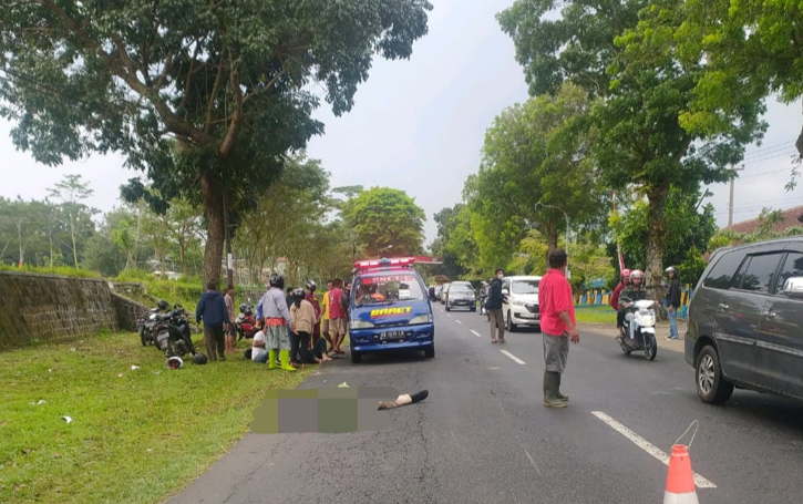 Vario Vs Vario Plus. Tabrakan Vario vs Vario di Karanganyar, 1 Warga Karangpandan Meninggal