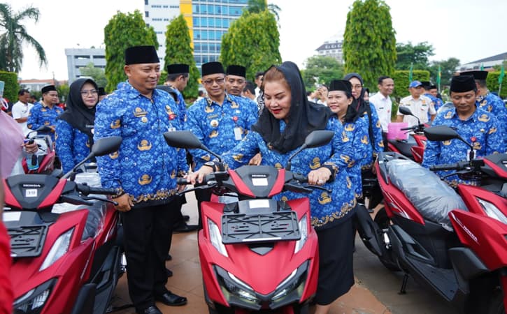 Motor Vario Merah. Wali Kota Semarang Bagikan Vario Merah ke 177 Lurah, Total Anggaran Rp8 Miliar