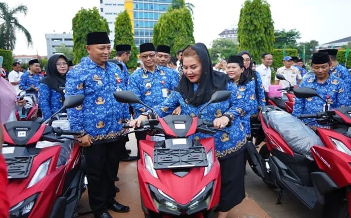 Vario 160 Merah Putih. Wali Kota Semarang Bagikan Vario Merah ke 177 Lurah, Total Anggaran Rp8 Miliar