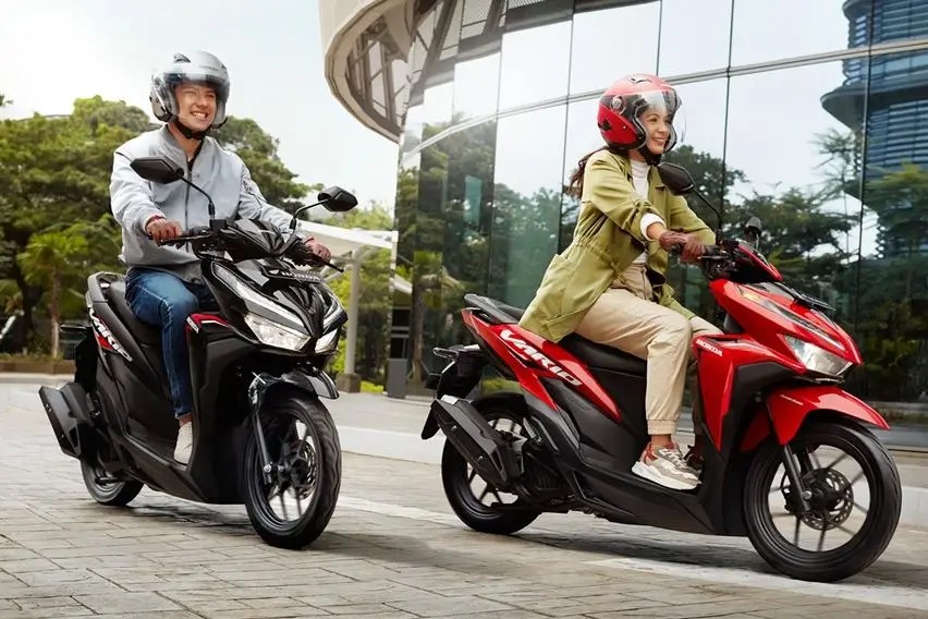 Vario 2021 Vs Beat 2021. 5 Alasan Memilih Honda Vario 125 Ketimbang Scoopy Baru