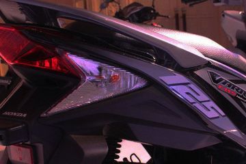 Penyebab Lampu Belakang Vario Sering Putus. Lampu Rem Honda Vario Series Lawas Gampang Putus? Ini Penyebabnya