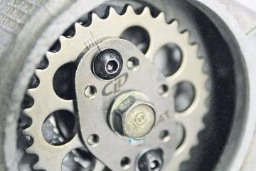 Cara Pasang Gigi Sentrik Vario 125. Fungsi Gigi Sentrik Adjustable di Motor, Bisa Dongkrak Akselerasi?