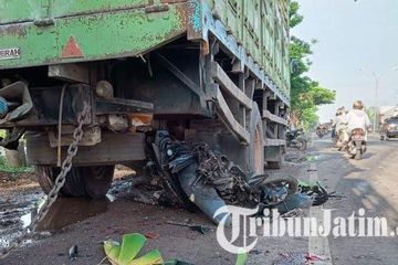 Harga Vario 2013 Bekas Lamongan. Honda Vario Hancur Lebur di Kolong Truk, Terpental Dihajar Toyota Calya, Suami-Istri Jadi Korban