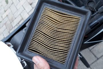 Cara Membersihkan Filter Udara Motor Vario 150. Cara Bersihkan Filter Udara yang Mulai Kotor, Beda Bahan Beda Cara