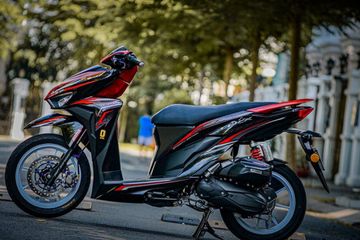 Modifikasi Vario 150 Warna Hitam Merah. Tak Perlu Warna Mentereng, Honda Vario 150 Ini Tetap Bakal Kelihatan Paling Mewah di Parkiran