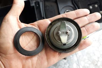 Harga Pelampung Bensin Vario 110 Karbu. Tangki Motor Masih Bagus Namun Ada Bensin Bocor? Coba Cek Bagian Ini