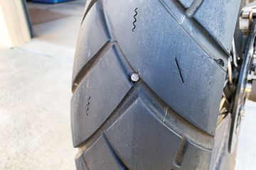 Cara Mengatasi Ban Tubeless Bocor Halus. Ban Tubeless di Motor Bocor Halus, Aman Didiamkan atau Harus Ditambal?