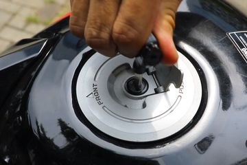 Cara Buka Penutup Kunci Motor Vario Yang Macet. Tutup Tangki Honda CBR150R Lokal Macet, Ini Penyebab dan Cara Memperbaikinya