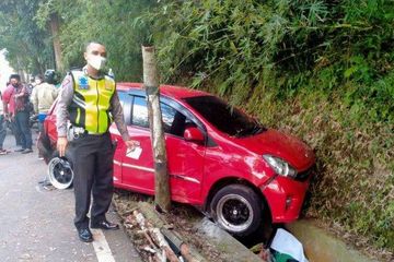 Vario 110 Bekas Semarang. Agya Berantakan Cium Tebing, Jazz Nyeruduk Lalu Kayang, Pengendara Vario 110 Patah Kaki