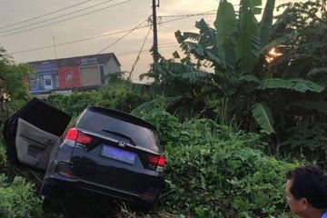 Vario Vs Ode. Hajar Vario 110 dan Scoopy, Mobilio Menukik ke Semak Belukar Renggut Satu Nyawa