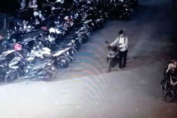 Honda Vario 125 Keluarkan Suara Aneh. Kaya Bunglon, Maling Berkamuflase Bak Karyawan Pabrik, Vario Dituntun Saat Ganti Shift