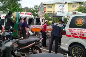 Lampu Merah Di Motor Vario. Kronologi Pengendara Honda Vario Meninggal Ditabrak Ambulans Terobos Lampu Merah, Kasus Dibawa ke Ranah Hukum