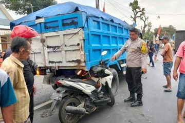 Vario 150 Di Lumajang. Sasis Honda Vario 150 Melengkung, Bukan Keropos Tapi Nancep di Kolong Dump Truck