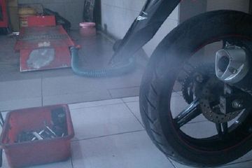 Vario Karbu Ngebul. Ini Bedanya Motor Ngebul Karena Sil Klep Aus Dengan Boring Baret