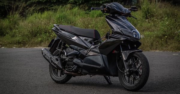 Vario 125 Màu Xám Xi Măng. Honda Air Blade 110 Tampil Garang, Baju Serba Hitam, Aksesori Enggak Sembarangan