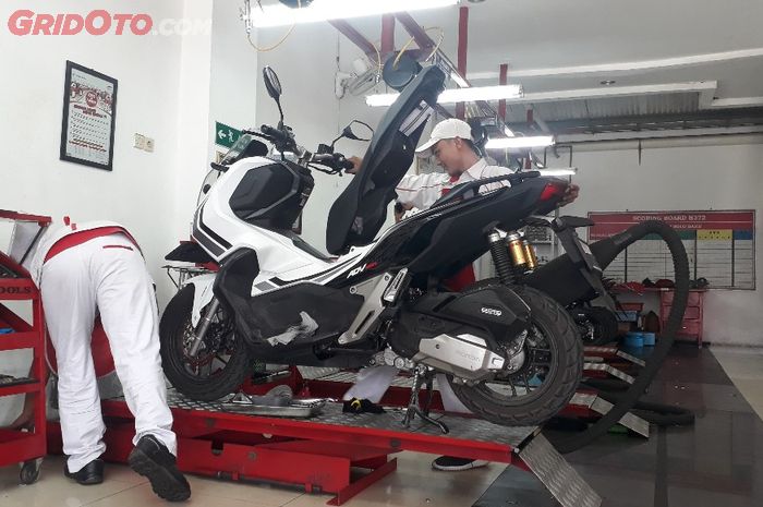 Cara Ganti Busi Honda Vario 150. Cara Ganti Busi Honda ADV150 Gampang Banget! Cuma Perlu Lepas Satu Cover Body Ini!