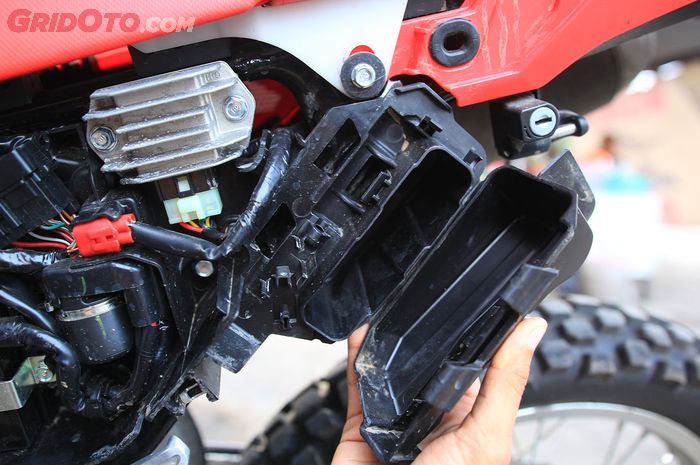 Cara Membuka Kap Depan Motor Vario 150. Ada Bagasi Rahasia di Honda CRF150L, Cara Bukanya Modal Gopek Dulu...
