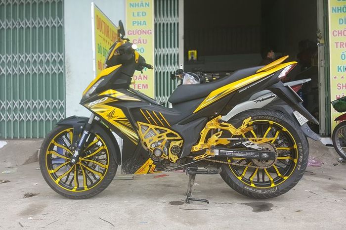 Motor Vario 150 Warna Hitam Kuning Emas. Meriah Euy... Honda Supra GTR Pakai Warna Emas Plus Pelek Sangar