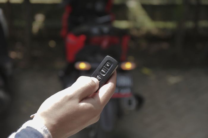 Lampu Indikator Kunci Menyala Pada Vario 150. Ingat! Ini Tanda Baterai Lemah di Remote Keyless Motor Honda