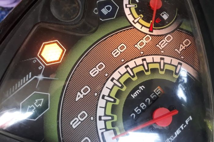 Lampu Check Engine Vario Menyala. Lampu Indikator Berwarna Kuning Ini Menyala di Motor, Apa Artinya?