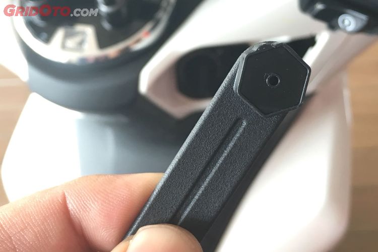 Cara Buka Bagasi Motor Vario Tanpa Kunci. Cara Darurat Membuka Bagasi All New PCX Tanpa Menggunakan Remote