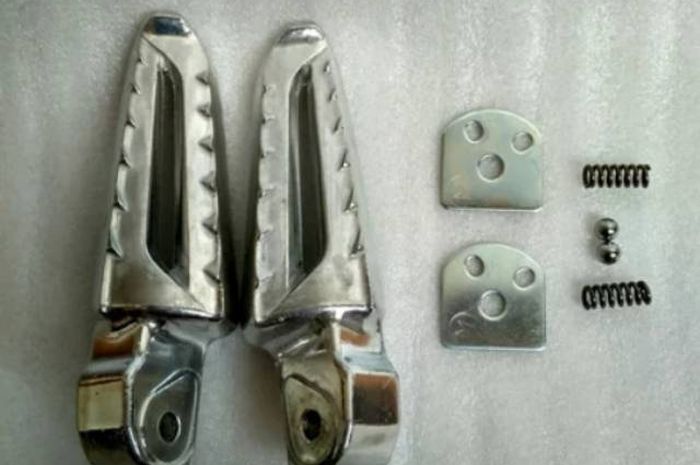 Cara Pasang Tutup Aki Vario 150. Begini Cara Pasang Footstep Honda Vario 150 di Motor Matic Honda Lawas