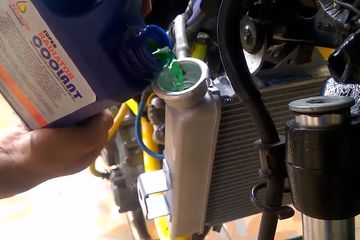 Berapa Liter Isi Air Radiator Vario 150. Pasang Radiator Suzuki GSX-R150 di Yamaha Jupiter MX, Perlu Tambah Coolant?