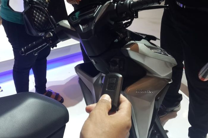 Kunci Motor Vario Habis Baterai. Baterai Remote Keyless All New PCX dan All New Vario 150 Lemah? Begini Cara Gantinya