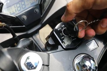 Cara Buka Penutup Kunci Motor Vario Yang Macet. Tak Usah Cemas Lubang Kunci Motor Macet, Ini Cara Mudah Mengatasinya