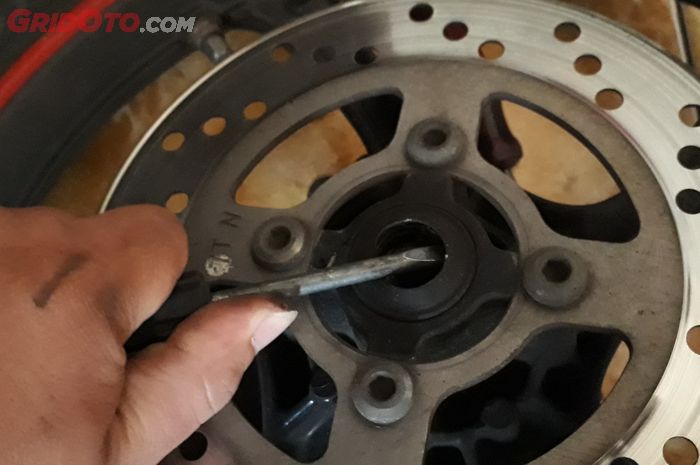 Cara Membuka Ban Motor Vario 125. Tips Ganti Bearing Roda Depan Motor di Rumah, Siapkan 4 Alat Ini