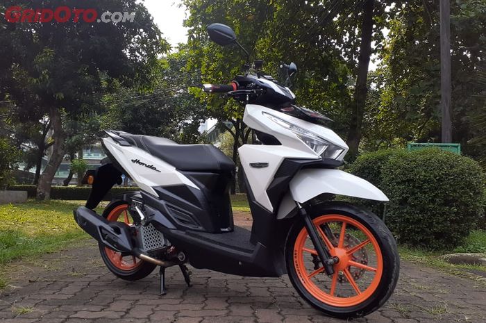 Modifikasi Honda Vario Cat Bunglon. Modifikasi Honda Vario 125, Bodi Putih Bunglon, Tampilan Jadi Racing