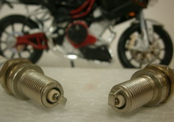 Busi Yang Cocok Untuk Vario 110 Karbu. Jangan Asal Pasang, Ini Daftar Kode Busi Standar Pabrik, Wajib Diingat!