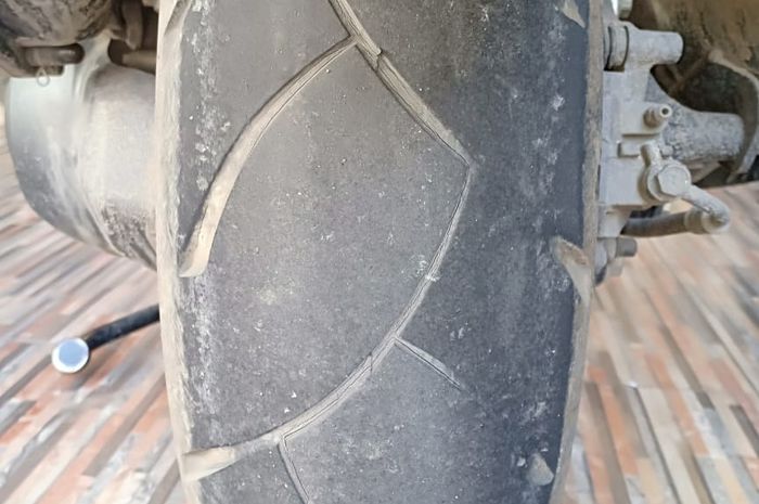 Ban Depan Vario Botak Sebelah. Ban Motor Botak Sebelah? Gak Perlu Panik, Ini Faktor Penyebabnya