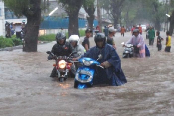 Motor Vario Hidup Tapi Tidak Bisa Jalan. Terobos Banjir, Terus Motor Matik Enggak Mau Jalan? Jangan Panik Buruan Lakukan Hal Ini