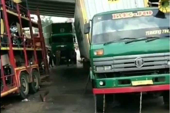 Motor Vario Ban Belakang Macet. Ban Belakang Truk Pengangkut Motor Ambles, Gerbang Cikunir 2 Arah Jakarta Macet Total