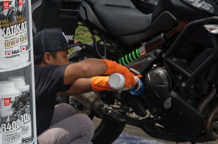 Isi Oli Vario 150. Ini Komentar Mekanik Motor Jika Mengisi Oli Mesin Berlebihan