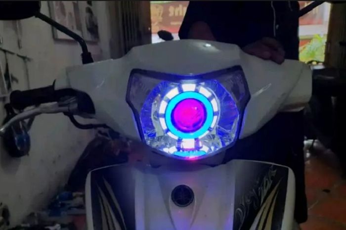 Lampu Depan Vario Warna Putih. Street Manners: Aturan Mengganti Lampu Motor, Hindari yang Bikin Silau dan Rawan Kecelakaan