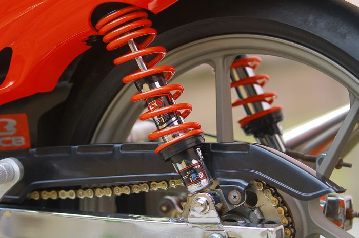 Oli Shock Belakang Vario Bocor. Ini Efeknya Kalau Membiarkan Sokbreker Belakang Motor Rusak, Bisa Merembet ke Komponen Lain!